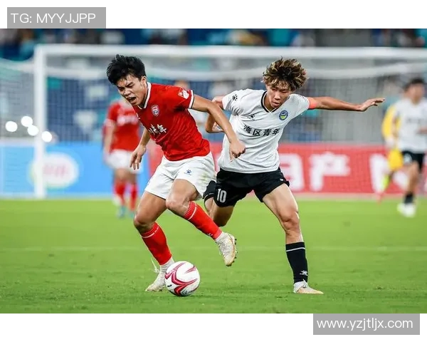 球迷激动相遇偶像球星珍藏签名足球引发全场热烈欢呼