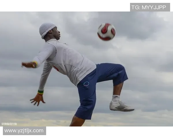 街头足球风采展现 足球球星与街头球技完美融合的精彩瞬间 街头足球风采展现 足球球星与街头球技完美融合的精彩瞬间